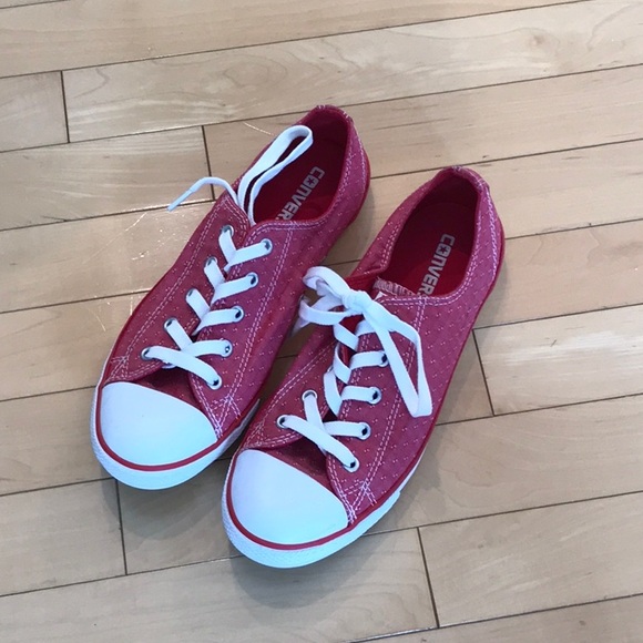 Preowned womens CONVERSE low red Swiss dot fabric Chucks sneakers -size 8 - Picture 1 of 7